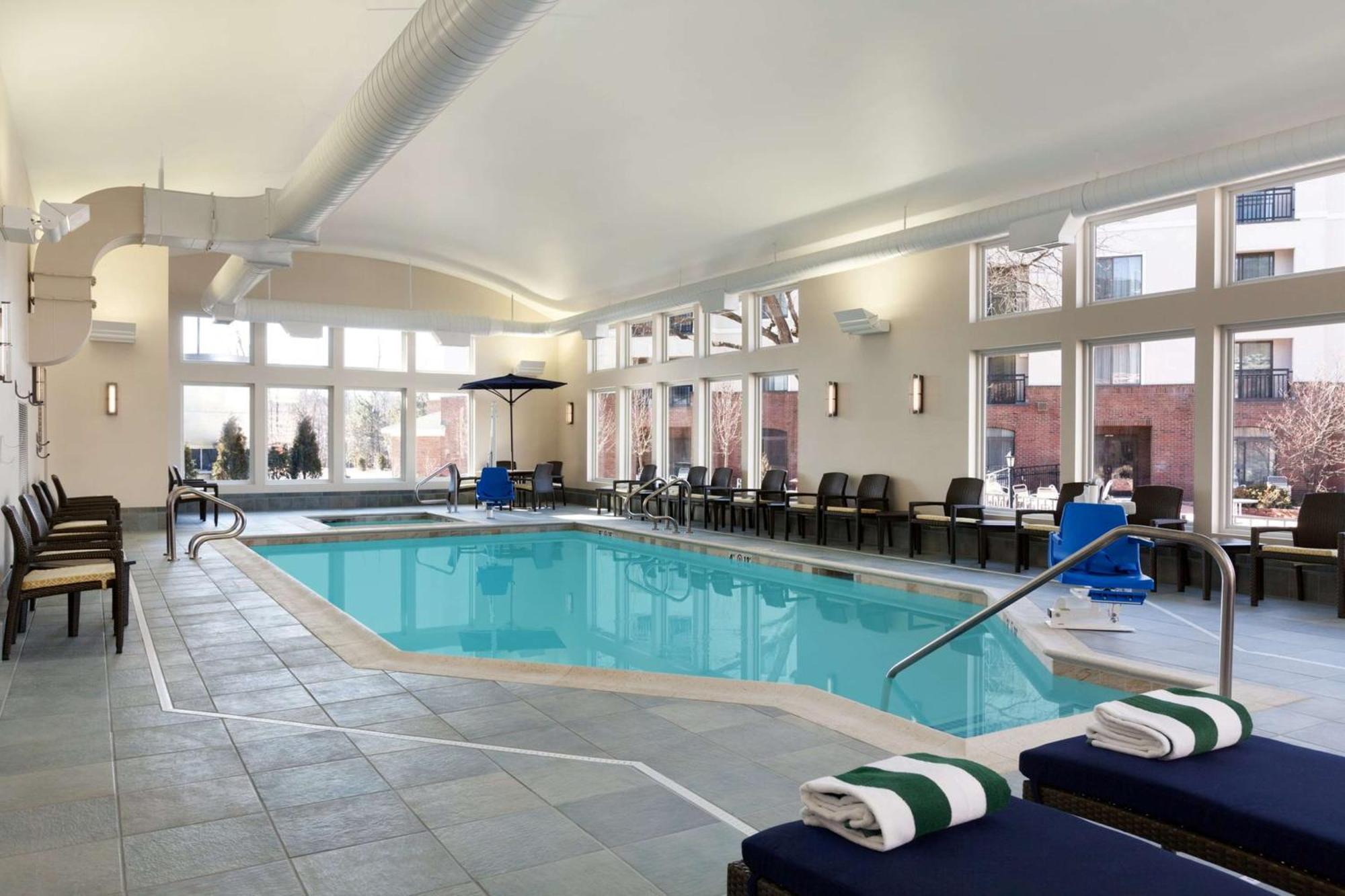 Homewood Suites By Hilton Burlington Exterior photo